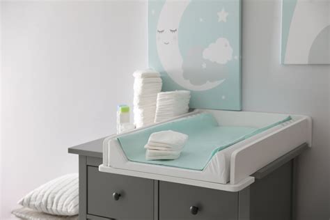 illustrazione di un kit completo per il cambio pannolino ben organizzato su un fasciatoio
