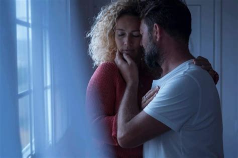 Coppia in conversazione con il medico dopo un ciclo FIV fallito, discutendo i prossimi passi