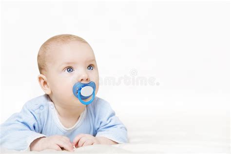 Bambino che succhia il ciuccio serenamente