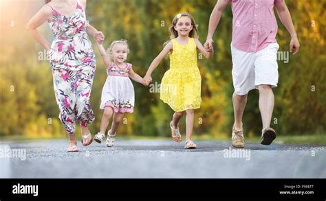 Famiglia felice durante una passeggiata con passeggino accessoriato