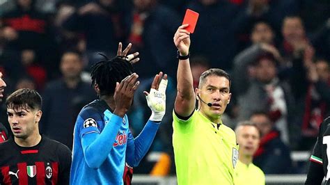 arbitro di calcio che estrae un cartellino