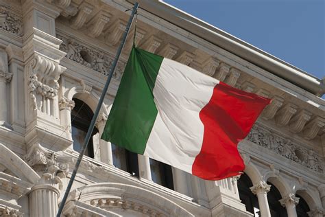 Infografica sulla natalità in Italia e lo stato dei reparti di maternità