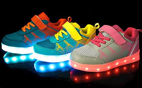 bambino che corre con scarpe luminose