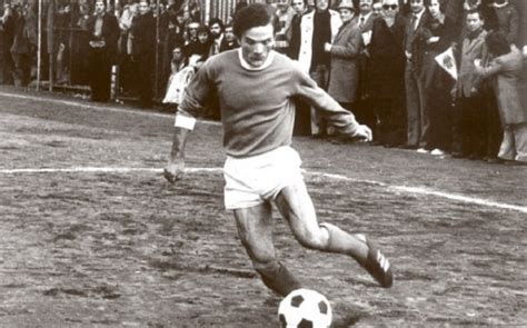 Pier Paolo Pasolini osserva una partita di calcio
