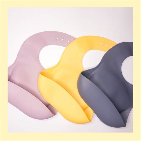 Dettaglio grafico di un bavaglino in silicone con tasca frontale