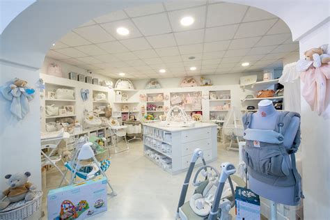 Interno di un negozio di articoli per bambini con passeggini e camerette