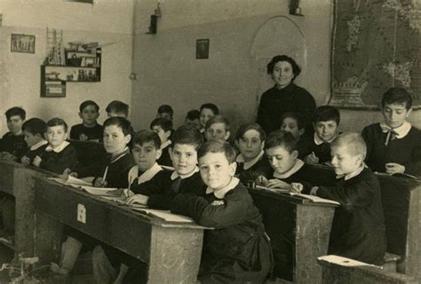 fotografia d'epoca di una classe scolastica rurale