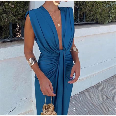 Donna elegante in abito sobrio e raffinato, ideale per una cerimonia di battesimo
