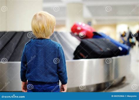 bambino in aeroporto con bagaglio