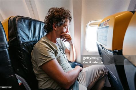 bambino che guarda fuori dal finestrino di un aereo