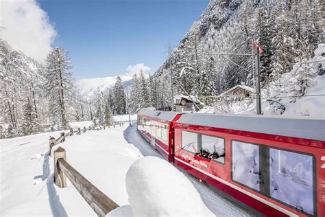 Paesaggio alpino della Valtellina attraversato dal treno