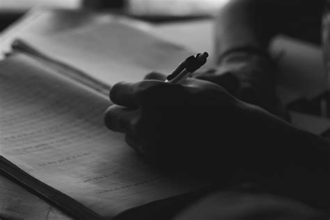 Persona che scrive una recensione negativa su uno smartphone
