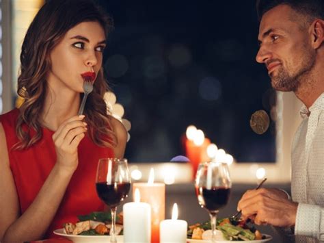 Coppia adulta cena romantica in ristorante senza bambini
