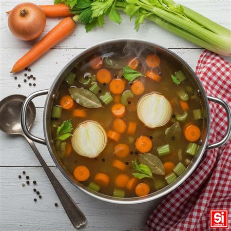 preparazione di un brodo vegetale fatto in casa per bambini
