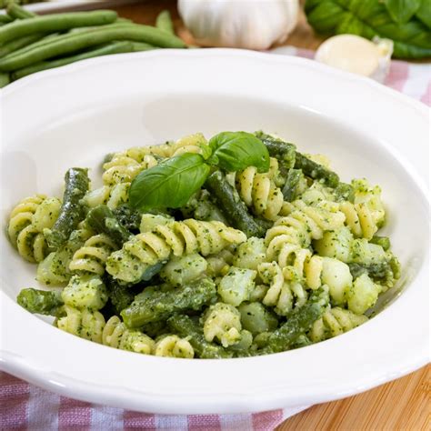 piatto di pasta con pesto di fagiolini pronto per essere servito