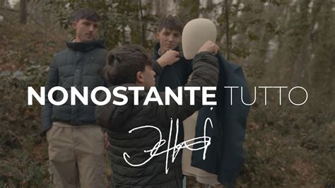 Scena dal videoclip ufficiale di 