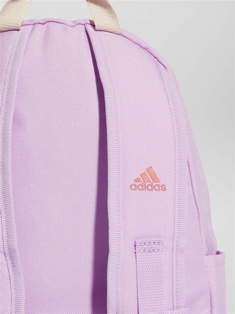 bambina con zaino adidas e fascia pettorale