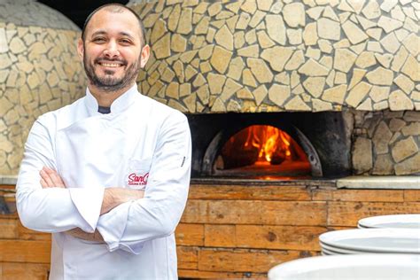 Ritratto ideale di un pizzaiolo napoletano al lavoro in una storica pizzeria di quartiere