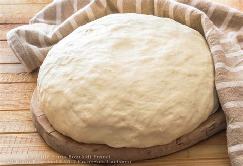Dettaglio di un impasto per pizza napoletana in fase di lievitazione professionale