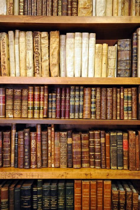 Biblioteca digitale con libri antichi aperti su uno schermo