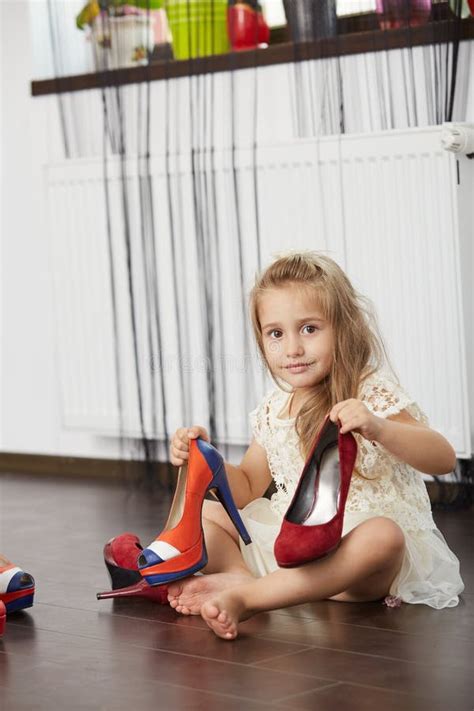 bambina che prova scarpe