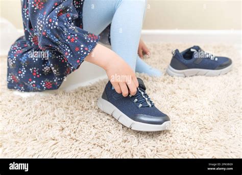 bambino che si toglie una scarpa stretta