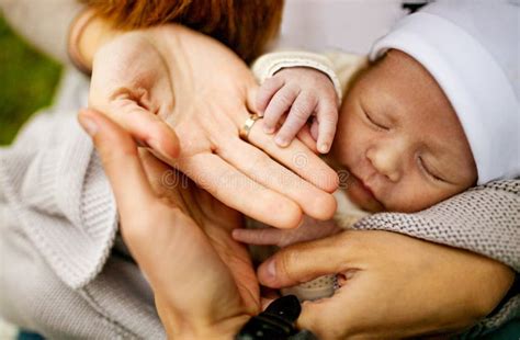 Famiglia con bambino neonato