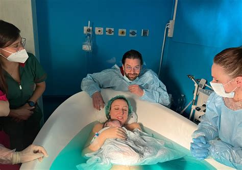 Donna in vasca per parto in acqua