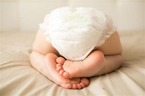 Neonato che fa la cacca con sforzo