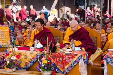 Monaci buddisti in meditazione con simboli religiosi
