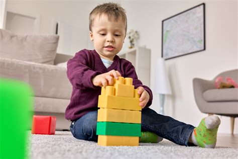 Bambino che gioca sotto gli archi di una palestrina