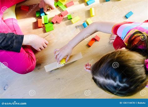 Bambini che giocano con blocchi di legno colorati