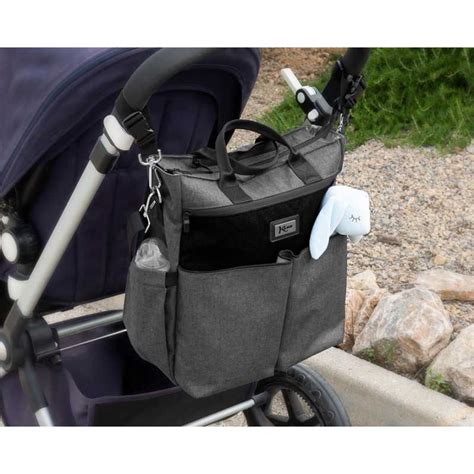 Una moderna borsa fasciatoio elegante appesa a un passeggino in un parco cittadino