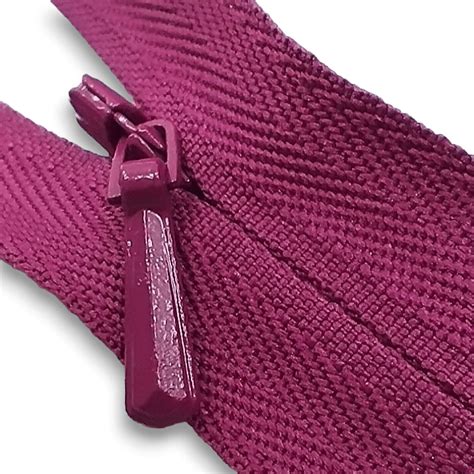 Dettaglio di una chiusura a zip di alta qualità su tessuto tecnico resistente