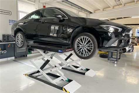 Officina meccanica con auto sul ponte