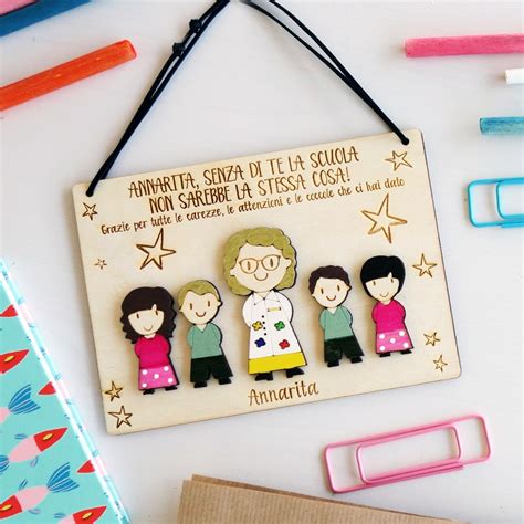 Bambini che consegnano un regalo a una maestra