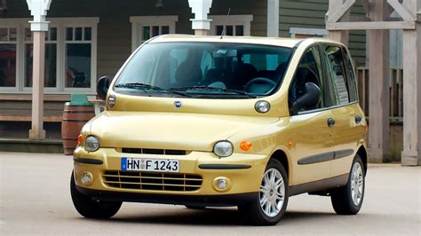 Fiat Multipla di fronte con famiglia