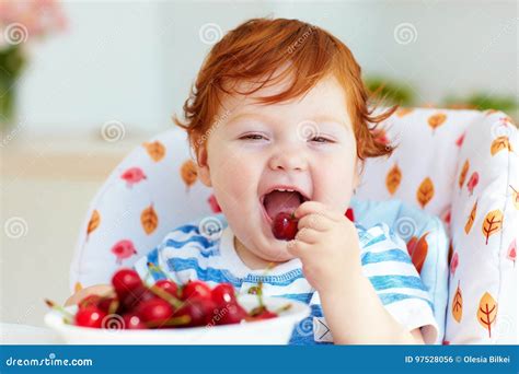 Bambino che assaggia nuovi cibi