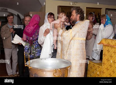 Battesimo rumeno: sacerdote, bambino e padrini