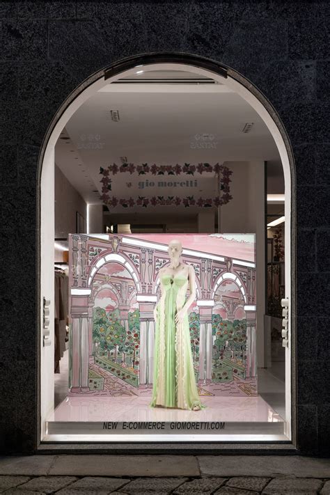 Vetrina di un atelier sartoriale in Romania
