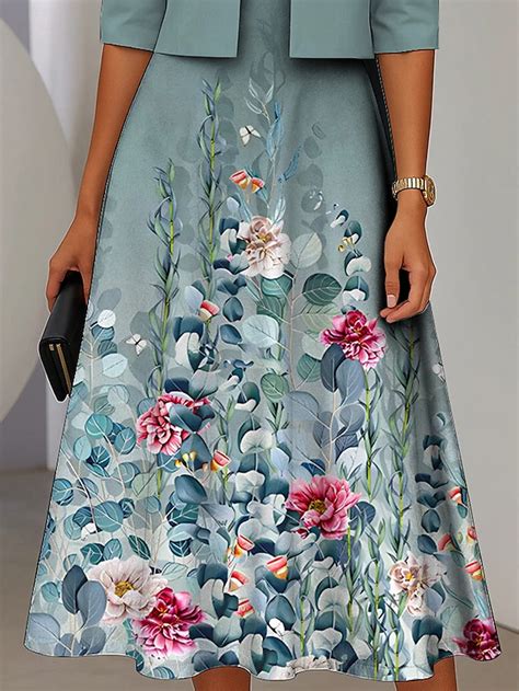 Donna invitata in abito midi floreale