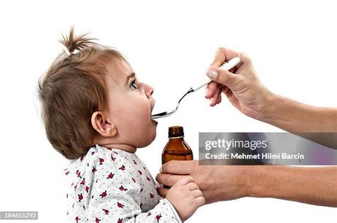 Bambino che assume uno sciroppo