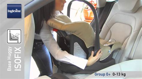 Immagine dell'ovetto Inglesina Huggy Multifix installato in auto con base ISOFIX