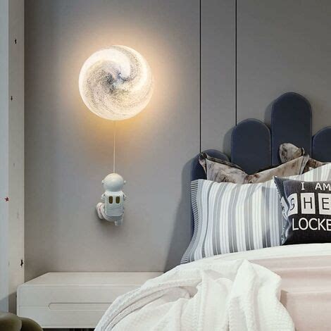 Cameretta di bambino con lampada da comodino accesa