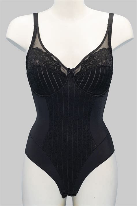 Donna in abito elegante con body modellante