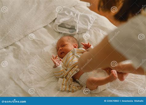 Bambino che indossa pannolino mutandino mentre gioca