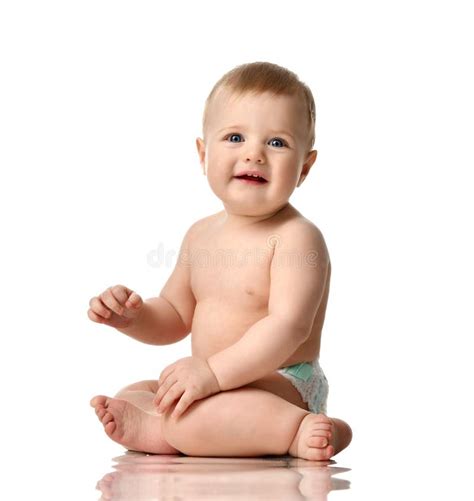 Bambino felice che si muove liberamente con pannolino