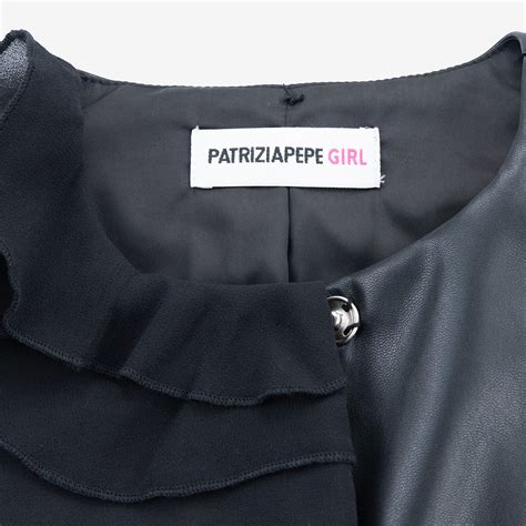 Dettaglio di una scarpa Patrizia Pepe bambina con logo gioiello