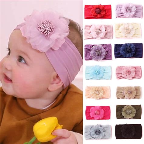Bambina con fascia per capelli colorata