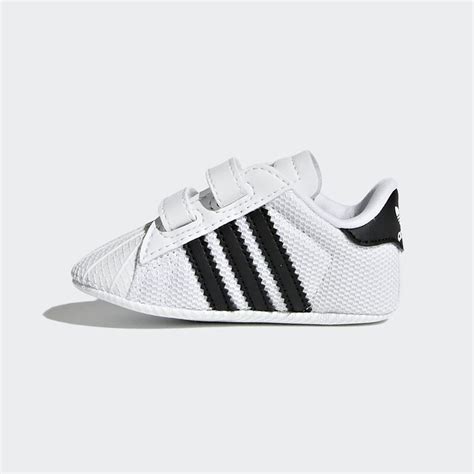 Dettaglio della punta a conchiglia delle Adidas Superstar Crib
